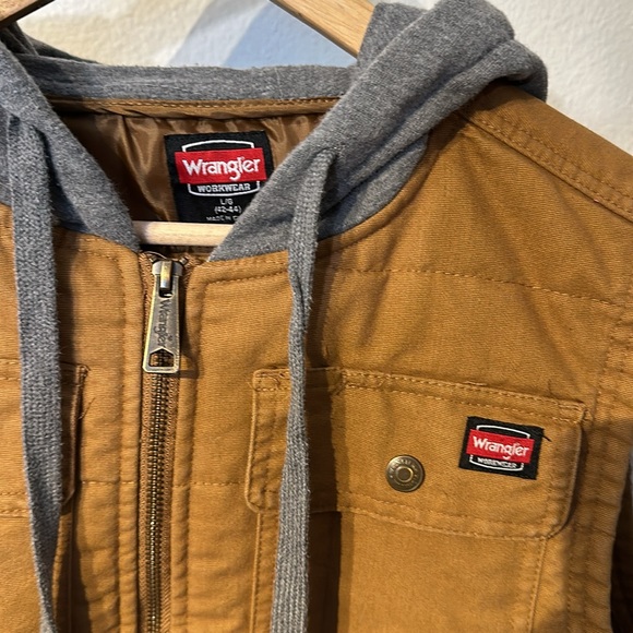 Wrangler men’s tan quilted hooded vest workwear - Picture 3 of 5